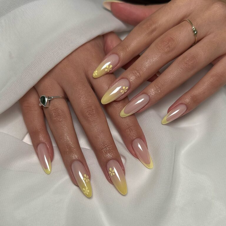 39 Christmas Nails That Are Merry, Bright & Beautiful